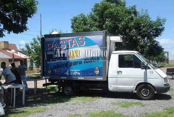 El camión de Pastas en una de sus visitas a Arroyo Seco. Foto: Archivo AD