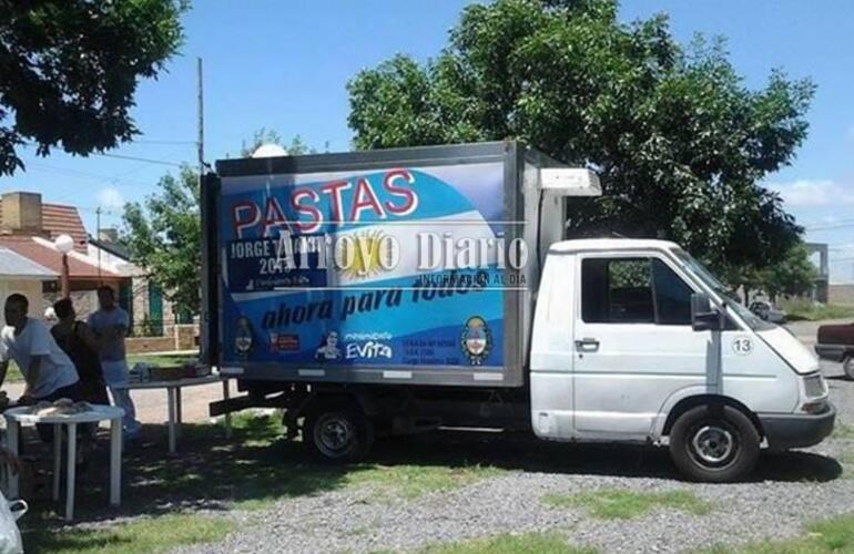 El camión de Pastas en una de sus visitas a Arroyo Seco. Foto: Archivo AD