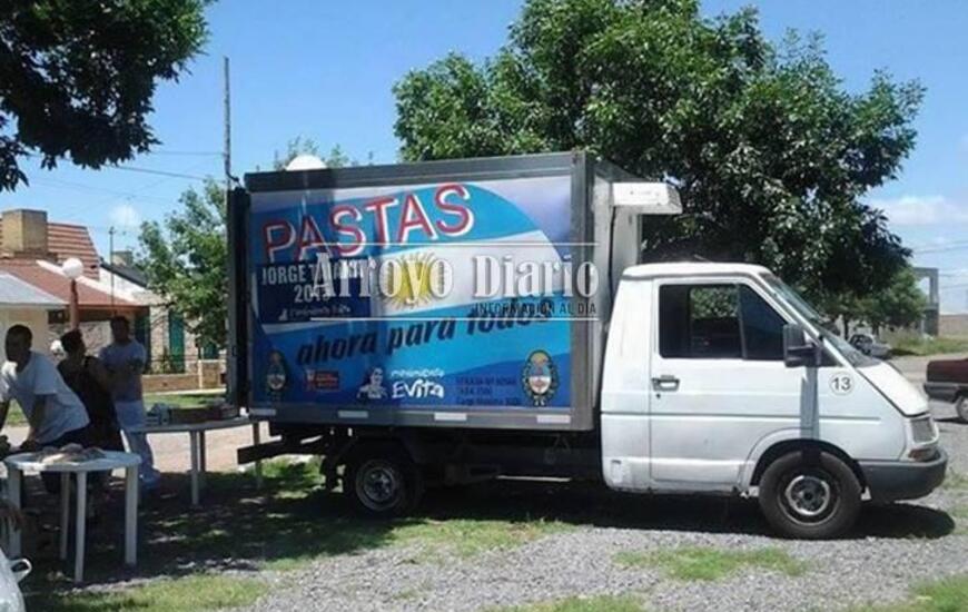 El camión de Pastas en una de sus visitas a Arroyo Seco. Foto: Archivo AD