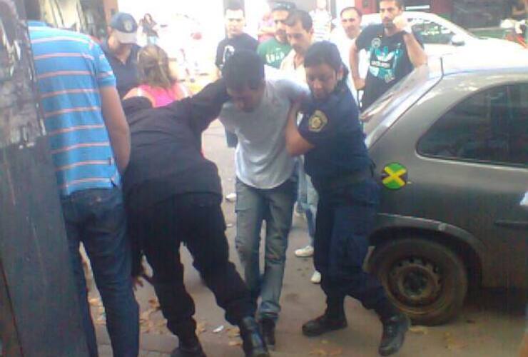 El ladr&oacute;n fue arrestado y trasladado a la Seccional 27&ordf;. Foto: Nicol&aacute;s Trabaina