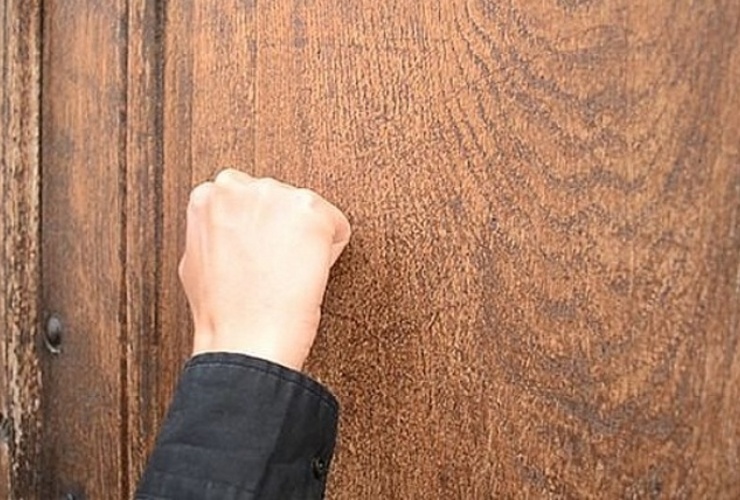 La víctima pensó que quienes golpeaban a su puerta eran potenciales inquilinos de su cochera. Foto: mediamza.com