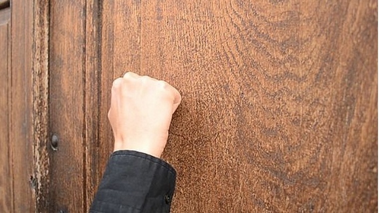 La víctima pensó que quienes golpeaban a su puerta eran potenciales inquilinos de su cochera. Foto: mediamza.com