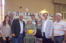 Uno de los momentos más emotivos, la familia de Nazareno Césari recibiendo una copia de la resolución y la plaqueta en homenaje al fallecido ciclista