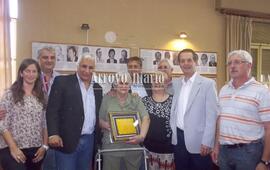 Uno de los momentos más emotivos, la familia de Nazareno Césari recibiendo una copia de la resolución y la plaqueta en homenaje al fallecido ciclista