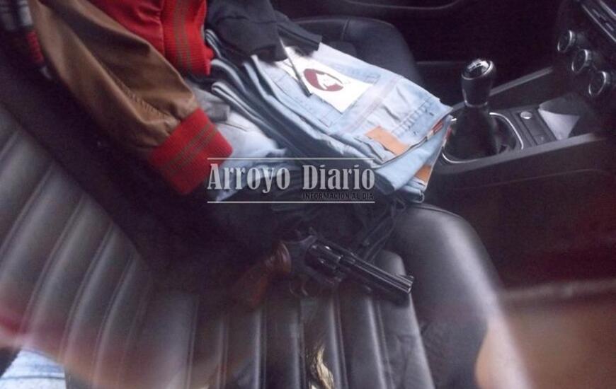Los delincuentes en la huída dejaron olvidada dentro del auto del propietario del negocio una de las armas que portaban