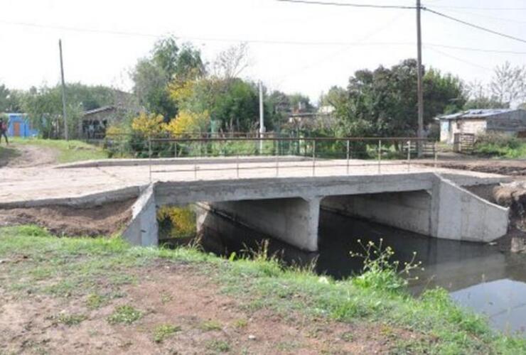 Rescatan a un recién nacido que fue tirado a un arroyo dentro de una bolsa