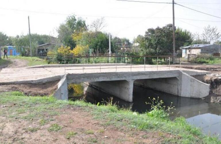 Rescatan a un recién nacido que fue tirado a un arroyo dentro de una bolsa