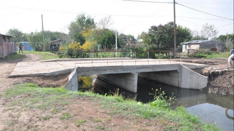 Rescatan a un recién nacido que fue tirado a un arroyo dentro de una bolsa