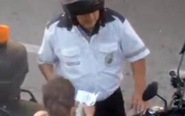 El preciso momento en que le entregaba el dinero quedó registrado en video.