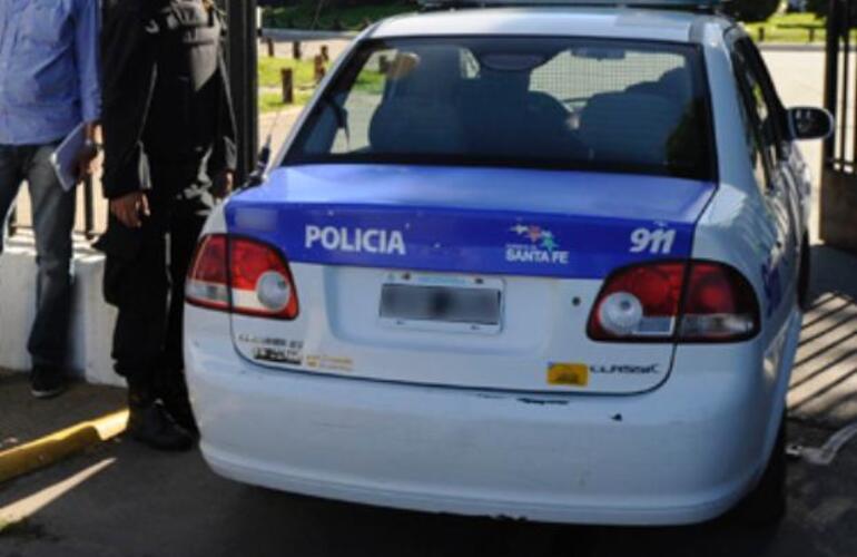 Los policías detuvieron al auto en la zona sur de Rosario.