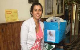 Lumila Mazzoni reciendo las donaciones. Foto: Gentileza Carina Spinato