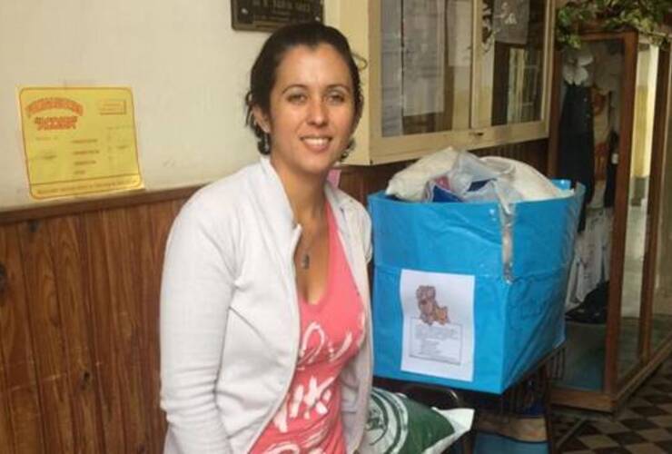 Lumila Mazzoni reciendo las donaciones. Foto: Gentileza Carina Spinato