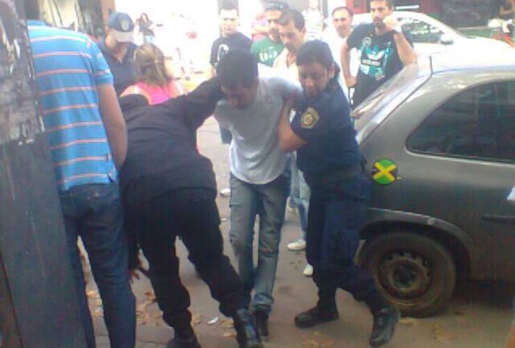 El ladrón fue atrapado por vecinos y entregado a la policía. Foto: Gentileza Nicolás Trabaina