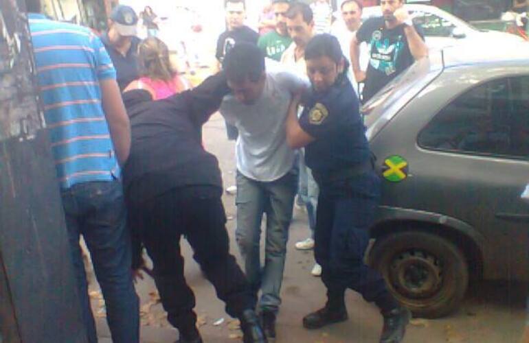 El ladrón fue atrapado por vecinos y entregado a la policía. Foto: Gentileza Nicolás Trabaina