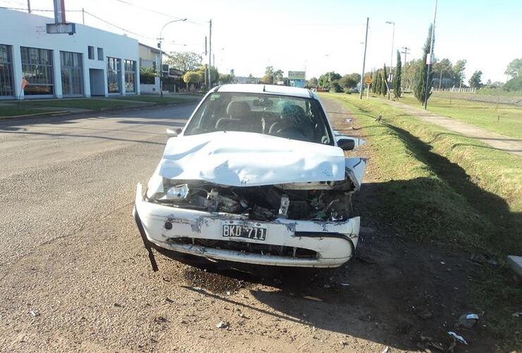 Así quedó el Ford Fiesta tras el accidente. Foto: Facebook Canal Dos