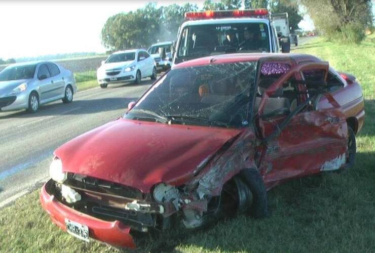 El Ford Escort tras el accidente. Foto: Facebook Canal Dos