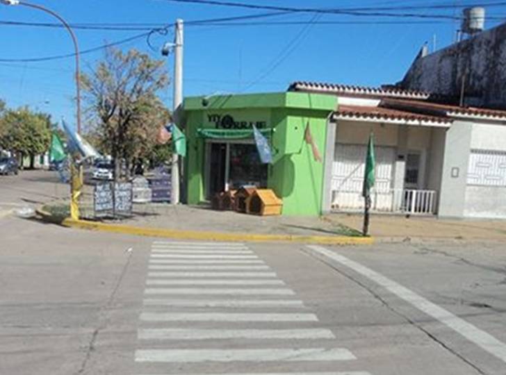 El forraje está ubicado en Humberto Primo y Gálvez, frente a la Plaza "San Martín". Foto: Facebook Canal Dos