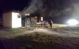 Los bomberos en plena acción mientras trabajaban para controlar la situación. Foto: Maximiliano Pascual