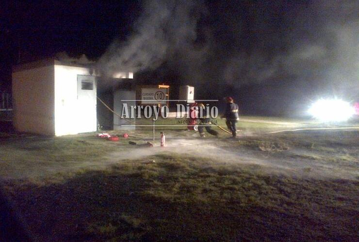 Los bomberos en plena acción mientras trabajaban para controlar la situación. Foto: Maximiliano Pascual