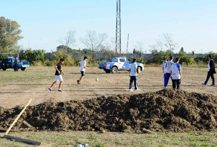 Acusaciones cruzadas por el intento de desalojo al polideportivo del club Argentino