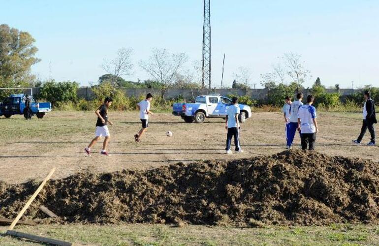 Acusaciones cruzadas por el intento de desalojo al polideportivo del club Argentino