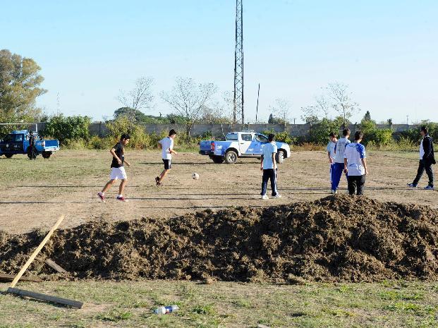 Acusaciones cruzadas por el intento de desalojo al polideportivo del club Argentino