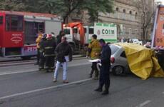 Un Corsa se metió debajo del camión recolector.