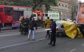 Un Corsa se metió debajo del camión recolector.