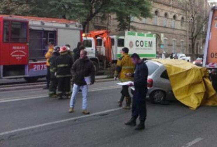 Un Corsa se metió debajo del camión recolector.