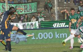 Franco Cervi saca el zurdazo goleador que se convertirá en el segundo tanto canalla. Foto: Sebastián Suárez Meccia