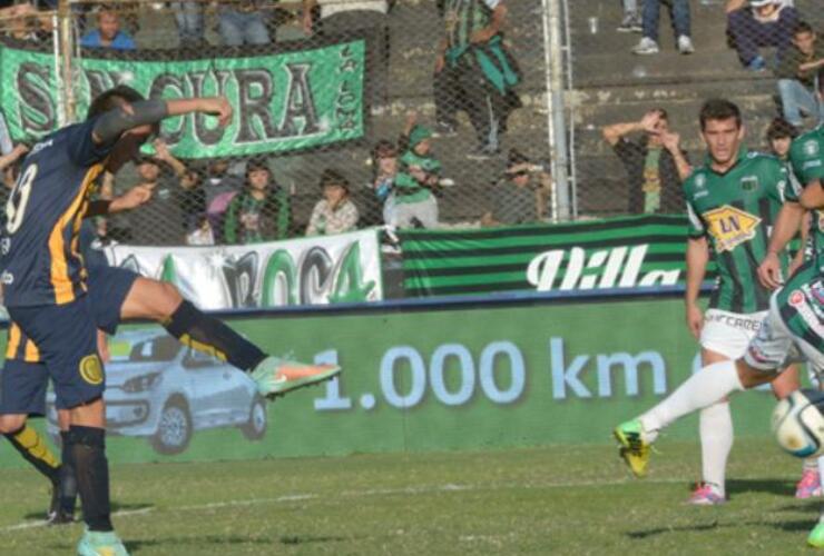 Franco Cervi saca el zurdazo goleador que se convertirá en el segundo tanto canalla. Foto: Sebastián Suárez Meccia