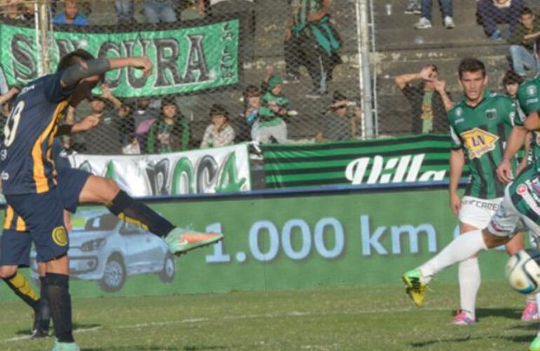 Franco Cervi saca el zurdazo goleador que se convertirá en el segundo tanto canalla. Foto: Sebastián Suárez Meccia