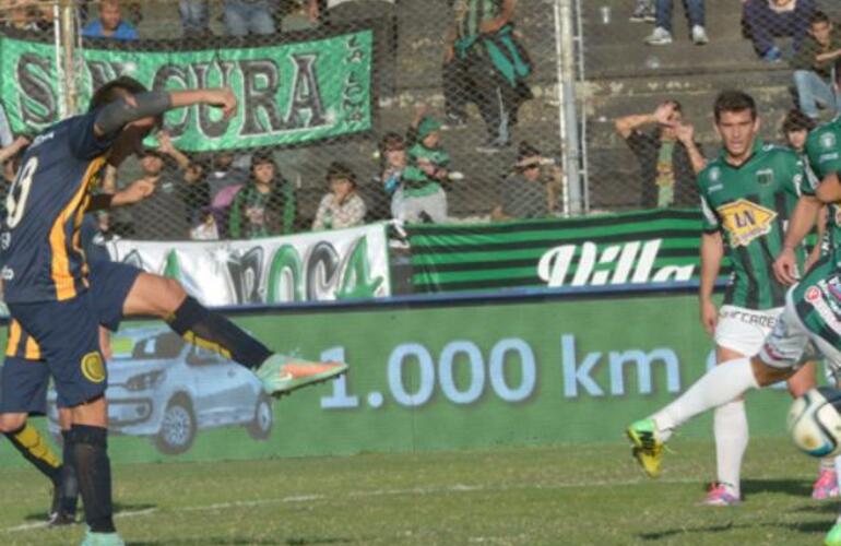 Franco Cervi saca el zurdazo goleador que se convertir&aacute; en el segundo tanto canalla. Foto: Sebasti&aacute;n Su&aacute;rez Meccia