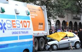 Aporte valioso. Una mujer que se bajó del colectivo en Pellegrini y Entre Ríos observó el paso del Corsa.
