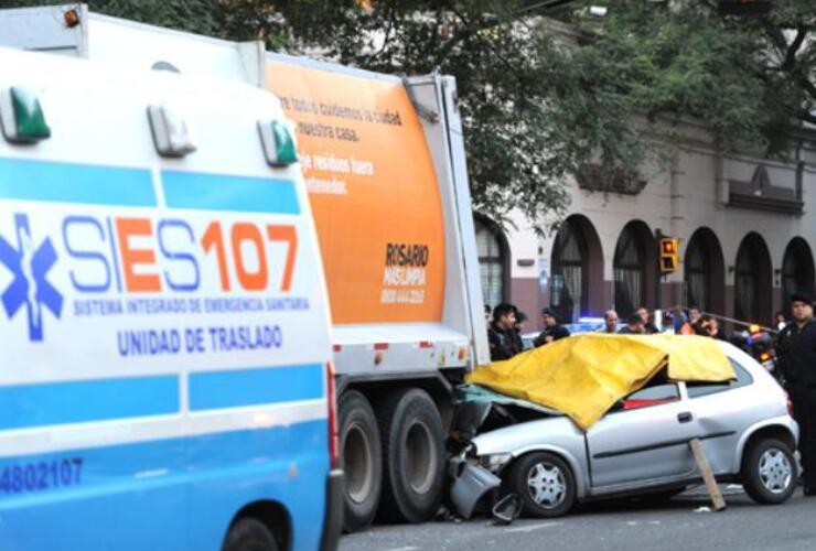 Aporte valioso. Una mujer que se bajó del colectivo en Pellegrini y Entre Ríos observó el paso del Corsa.