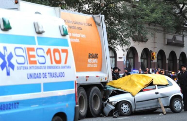 Aporte valioso. Una mujer que se bajó del colectivo en Pellegrini y Entre Ríos observó el paso del Corsa.