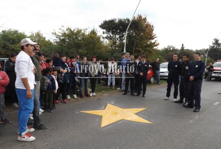 El acto contó con la presencia de familiares y amigos de Mónica. Además asistieron bomberos de Pueblo Esther y de Arroyo Seco