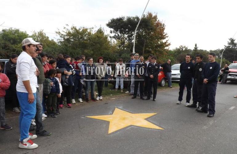 El acto contó con la presencia de familiares y amigos de Mónica. Además asistieron bomberos de Pueblo Esther y de Arroyo Seco