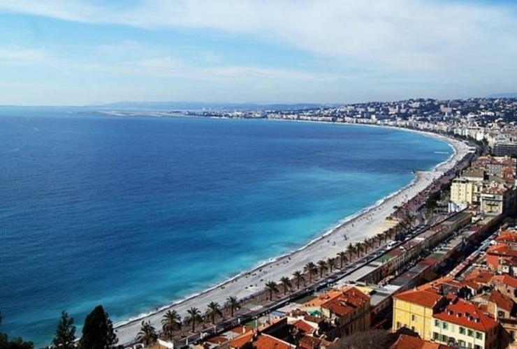 Nada como un chapuzón en la Costa Azul para olvidar la rutina de la oficina.