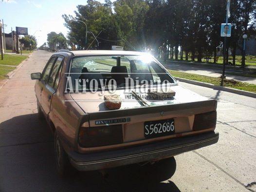 El auto fue dañado por autores desconocidos el domingo en horas de la madrugada
