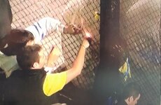 Nuevas im&aacute;genes muestran a otro hincha con una bengala