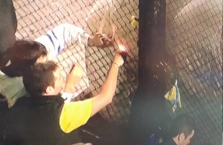 Nuevas im&aacute;genes muestran a otro hincha con una bengala