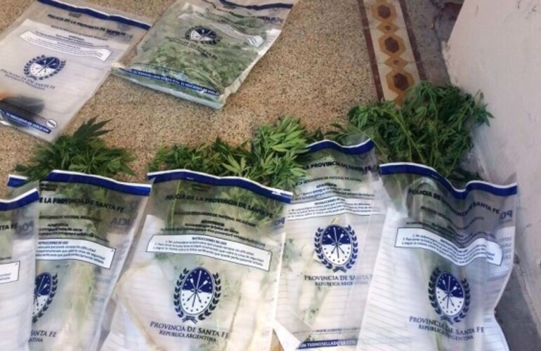 Dentro de la mochila la Polic&iacute;a encontr&oacute; tres kilos de marihuana.