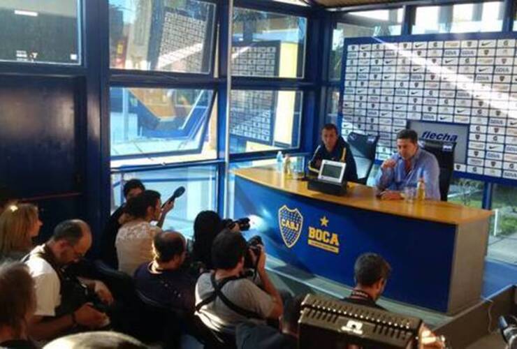 Angelici y Arruebarrena en conferencia de prensa. Foto: Gustavo Ortiz