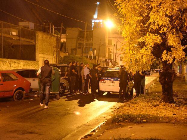 Los especialistas toman muestras de rastros frente a la seccional atacada en Marcos Paz 6650. Foto: Silvina Salinas