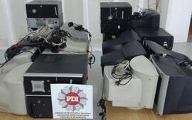 Parte del material secuestrado en la sala de juego clandestino. Foto: Twitter