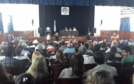 Los asambleístas de las facultades de la UNR en momentos previos a la votación