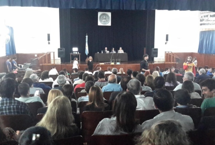 Los asambleístas de las facultades de la UNR en momentos previos a la votación