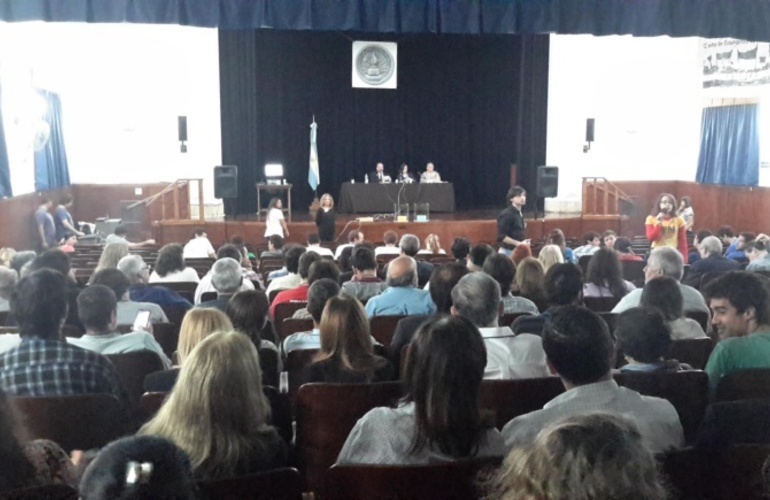 Los asambleístas de las facultades de la UNR en momentos previos a la votación