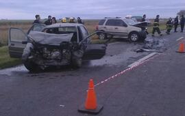 Los vehículos quedaron totalmente destruidos por el impacto. Foto: FM Aire Libre Acebal